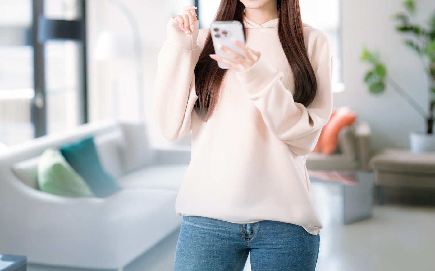 スマホでお部屋探しをする女性