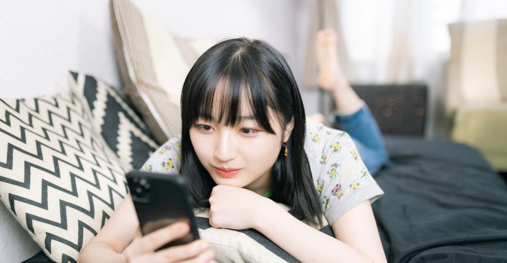 スマホでお部屋の情報を見る女性