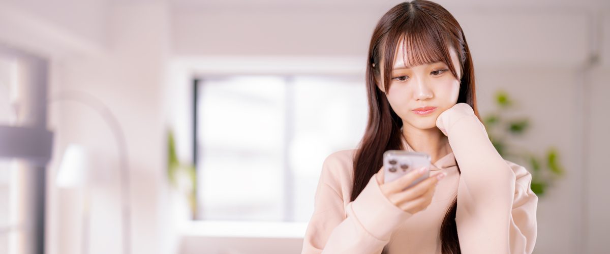 スマホでお部屋を探す女性